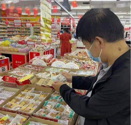 打響“保胃戰(zhàn)”，筑牢安全防線——市場(chǎng)監(jiān)管局開展中秋國(guó)慶節(jié)前食品安全專項(xiàng)檢查