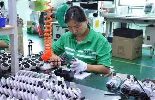 在工廠工作30天，每天加班3小時，離職后能否要求老板賠償？——兼談與旅游業務的關聯